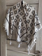 szaro-czarna chusta z geometrycznym wzorem i frędzlami