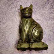 Ręcznie wykonany z drewna czarny kot 