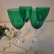 Cztery zielone kieliszki