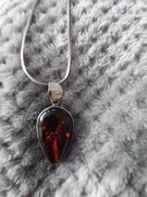 Łańcuszrk z bursztynową zawieszką