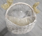 Kosz prezentowy wiklinowy ze sztucznym sianem