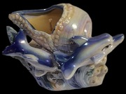 Figurka porcelanowa ze świecą delfiny