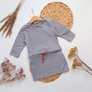 Sukienka 104 szara z paskiem w talii do kolan wygodna elastczna długi rękaw