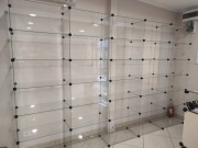 Zestaw mebli do sklepu lub magazynu ze szkła hartowanego