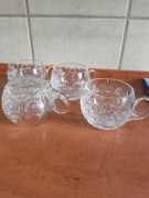 Pękate filiżanki z wyraźnie zaznaczonym uchem 