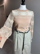 Jasny różowy sweterek damski koronkowy dekolt balonowe rękawy 