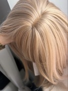 Peruka nowa jak naturalne ciepły blond pasemka cieniowanegrzywka dla kobiet