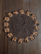 Brązowo-miodowa serwetka z bratkami ręcznie robiona handmade średnica 35cm