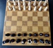 Szachy drewniane, zdobione, duże 40 x 40 cm