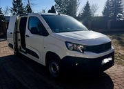 Peugeota Partnera i plus cztery opony letnie.