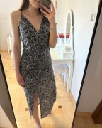 Wzorzysta sukienka midi z rozcięciem Sinsay