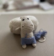 Hipopotam zrobiony na szydełku breloczek