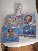 nowy zestaw urodzinowy kubeczki, talerzyki, chusteczki i obrus