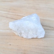 Kwarc mleczny kamień naturalny z Indii waga około 77 gram