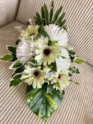 Stroik nagrobny ze sztucznych kwiatów – biel, zieleń, elegancka kompozycja!