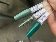 Zestaw lakierów hybrydowych do paznokci.