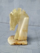 Kamienna figurka konia podpórka do książek onyks 