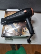 Suszarka do włosów firmy Emerio.Automatyczne zwijanie kabla. Moc 2000W.