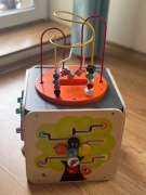 Wielofunkcyjna kostka edukacyjna z pętlą