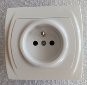 Gniazdo pojedyncze z uziemieniem (Karlik)