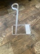 Stojak uchwyt na odkurzacz pionowy