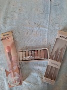 Zestaw pędzli KillyS i zestaw cieni Essence