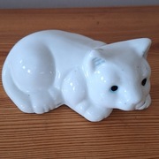 Mały porcelanowy biały kotek 