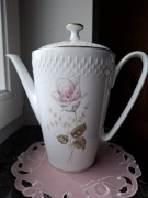 Porcelanowy dzbanek z różą i siteczkiem 