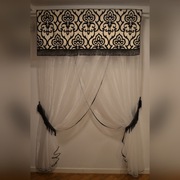 Biało-czarna dekoracja z pięknym lambrekinem