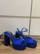 Granatowe sandały na obcasie Stradivarius