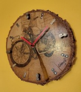 Zegar z plastra brzozy z motywem motocykla i ogniwami łańcucha. Handmade