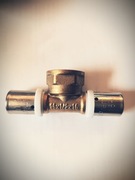 Trójnik zaprasowywany 16x1/2x16 gw Vesbo "U" premium