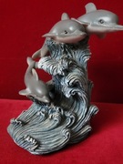 Figurka artyst. DELFINY I FALE syg .Dolphins .