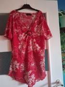 jest to tunika z krótkim rekawkie  w koloże czerwonym w białe kwiaty 