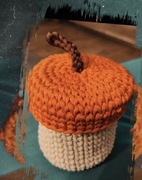 Żołędz z sznurka poliestrowego wykonany na szydełku.