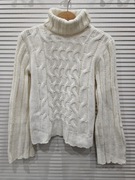 Ciepły biały sweter z golfem