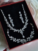 Komplet biżuterii ślubnej w srebrnym kolorze 