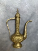 Mosiężny dzbanek vintage z grawerem – ręczna robota, Indie , wys. 23 cm