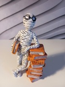 FIGURKA MĘŻCZYZNY ZACZYTANY