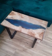 Stolik kawowy z żywicy epoksydowej, drewna i stali