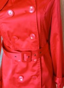 Czerwony płaszczyk Orsay na wiosnę 