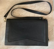 Ekskluzywna czarna kopertówka z paskiem – klasyka elegancji.