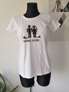 Biała koszulka z nadrukiem Game over ludziki z kulą u nogi. Panna młoda.
