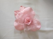 Kwiatek róża chińska z materiału broszka 12 cm różowa