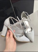 Srebrne brokatowe czółenka na słupku – model Esanitta