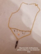 Naszyjnik z piórem i belemnitem 