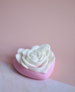 Ozdobna świeca sojowa zapachowa Róża i serce 