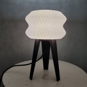 Designerska lampka nocna – nowoczesna lampa stołowa z falowanym kloszem