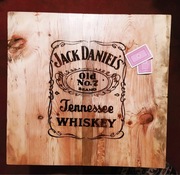 Stolik kawowy z logo znanego burbonu.