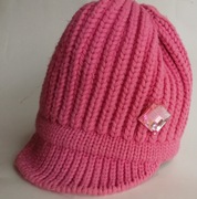  Ciepła zimowa czapka z błyszczącą ozdobą